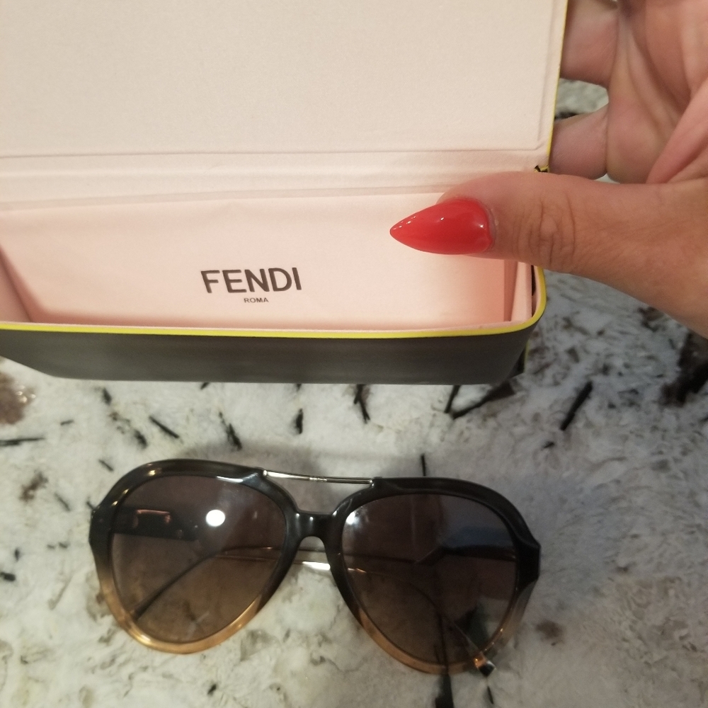 FENDI sunglasses - Picture 2 of 3